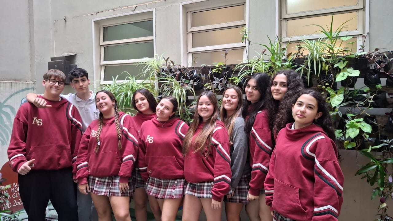El equipo de Ecoberas — estudiantes de Argentina School